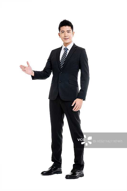 身着深色西装套装的年轻男士图片素材