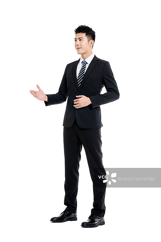 身着深色西装套装的年轻男士图片素材