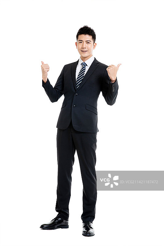 身着深色西装套装的年轻男士图片素材