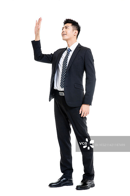 身着深色西装套装的年轻男士图片素材