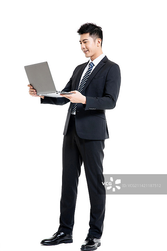 身着深色西装套装手拿笔记本电脑年轻男士图片素材