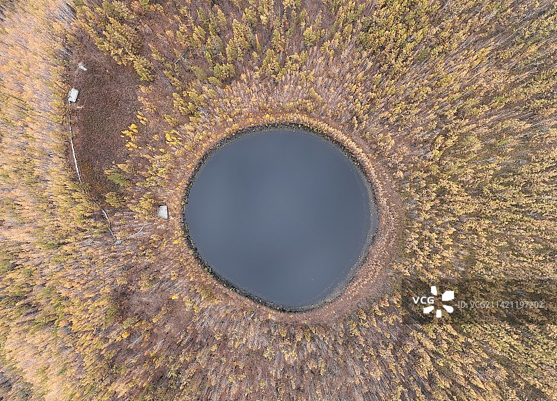 阴天里航拍深秋大兴安岭深处的柴河月亮天池图片素材