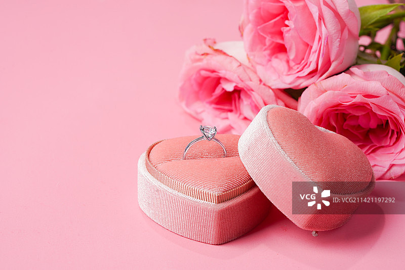 钻戒玫瑰花图片素材