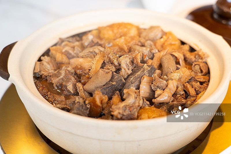 广东省老广州粤式风味街边传统特色小吃牛腩牛杂煲图片素材