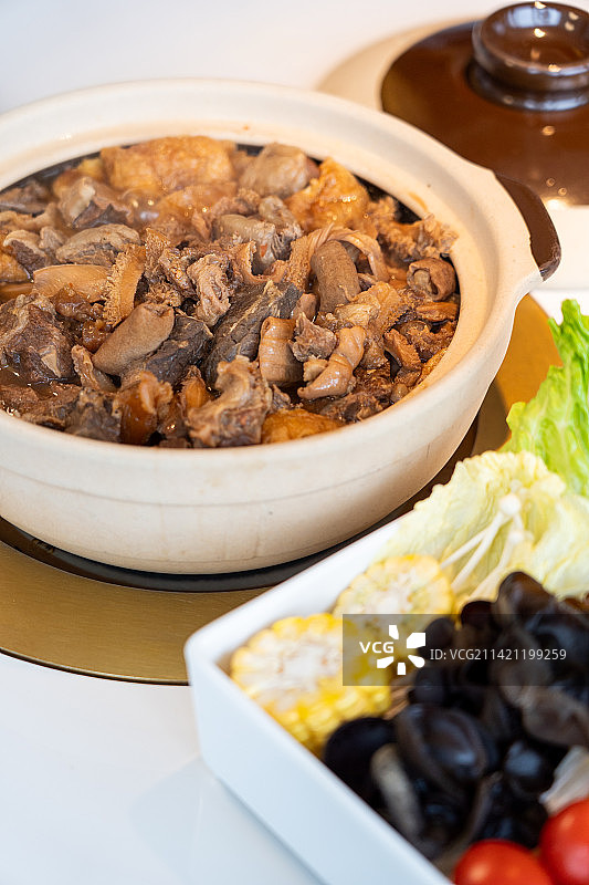 广东省老广州粤式风味街边传统特色小吃牛腩牛杂煲图片素材