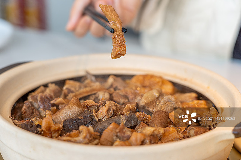 广东省老广州粤式风味街边传统特色小吃牛腩牛杂煲图片素材