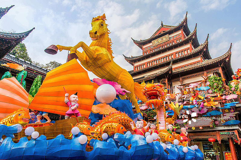 上海豫园春节元宵灯会的大型马年花灯图片素材