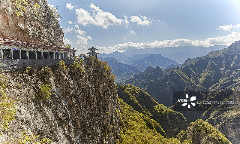 北京圣莲山绝壁上的亭子和廊道图片素材