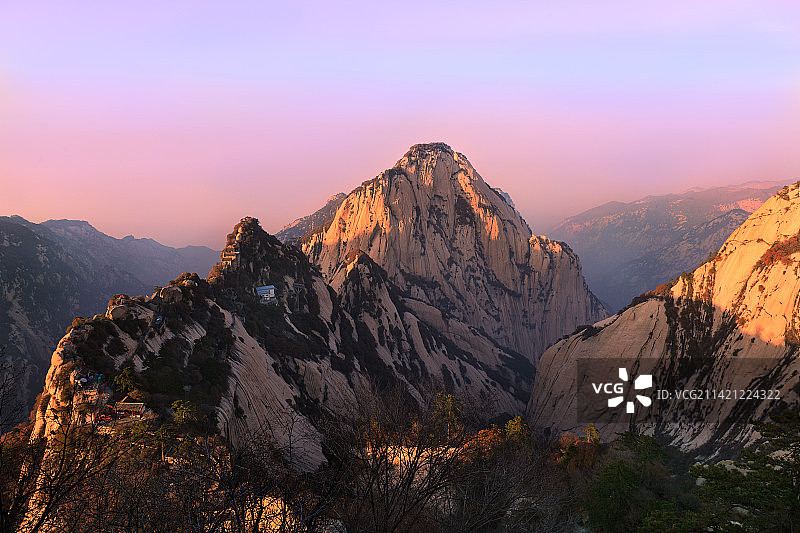 夕阳下的华山北峰图片素材