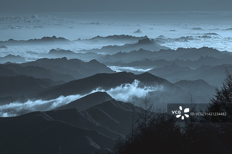 水墨丹青雾灵山图片素材