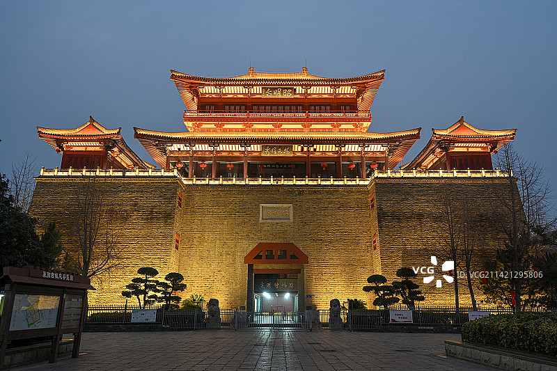 襄阳古城景区昭明台景点夜景城市建筑旅游风光图片素材