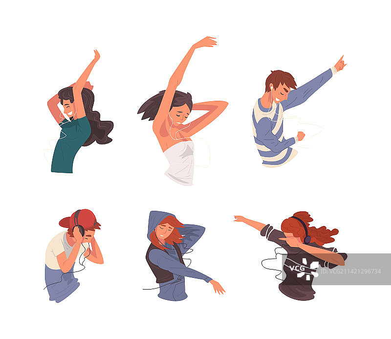 快乐的年轻人们戴着耳机听音乐图片素材