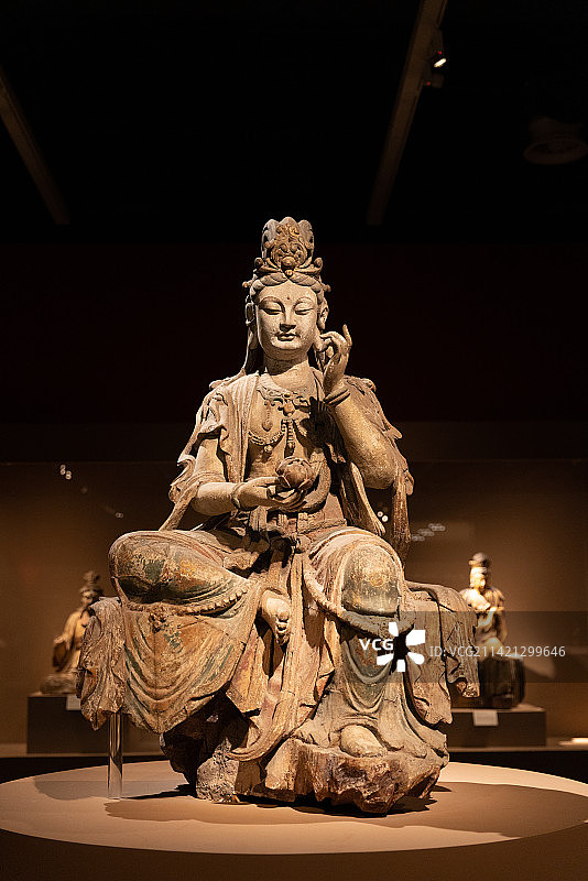 国家博物馆佛造像镇馆之宝-彩绘木雕观音像图片素材