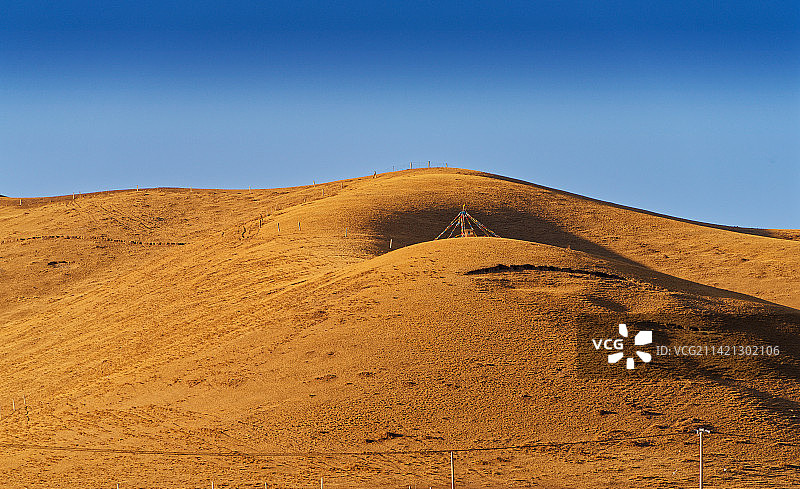 冬季甘肃天祝草原丘陵自然风光图片素材