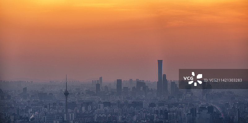 北京定都阁看北京城日出霞光图片素材