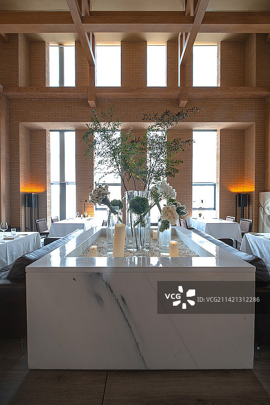 酒店餐厅里的餐桌和餐具图片素材