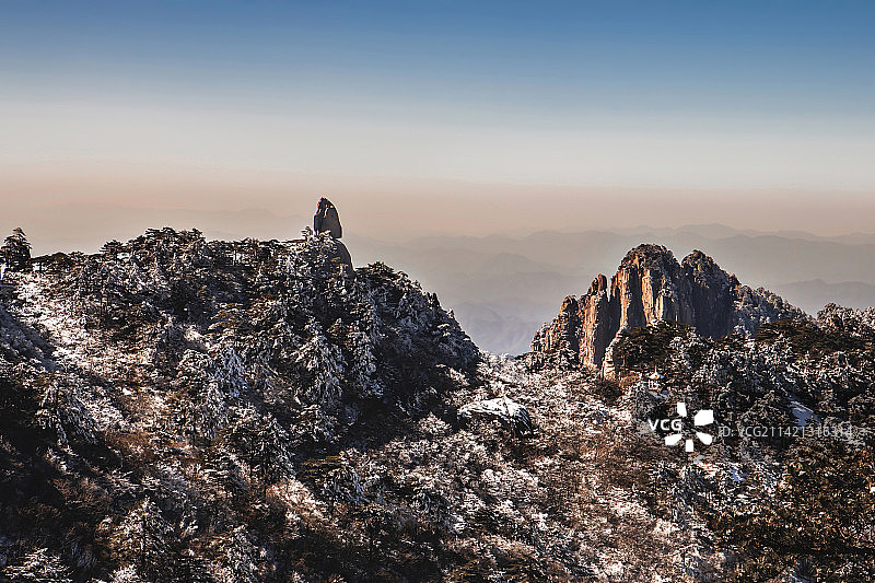 晨光中的飞来石图片素材