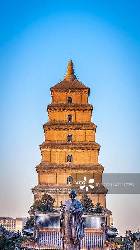 西安大雁塔和南广场唐三藏雕像图片素材