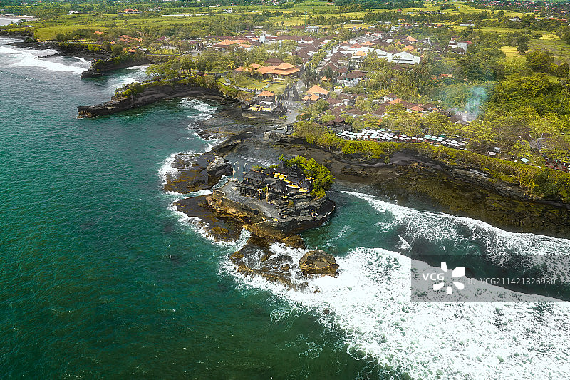 海边寺庙的高角度视图-薄雾下的巴厘岛海神庙图片素材