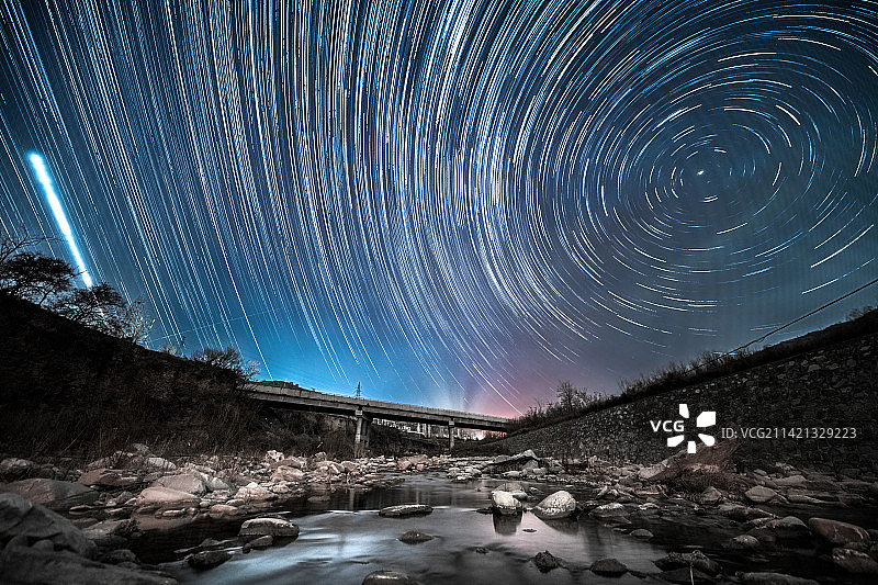大山里的星空星轨图片素材