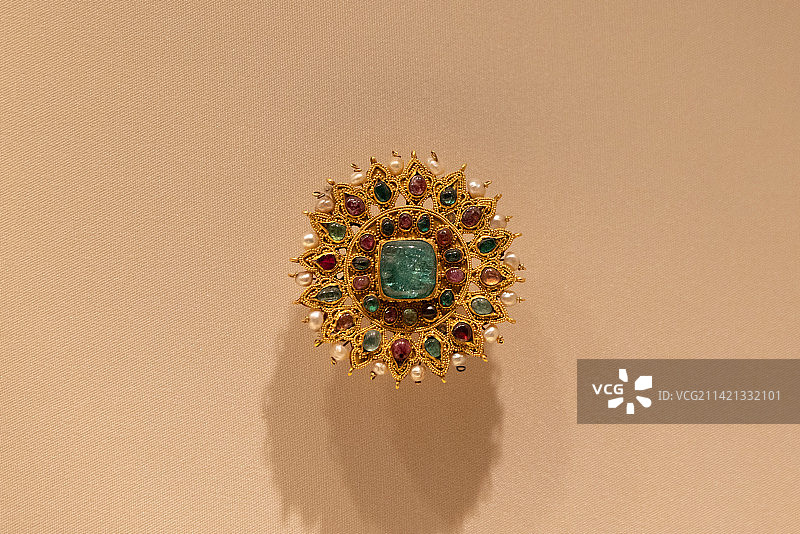 北京故宫珍宝馆金嵌珍珠宝石圆花【清】图片素材