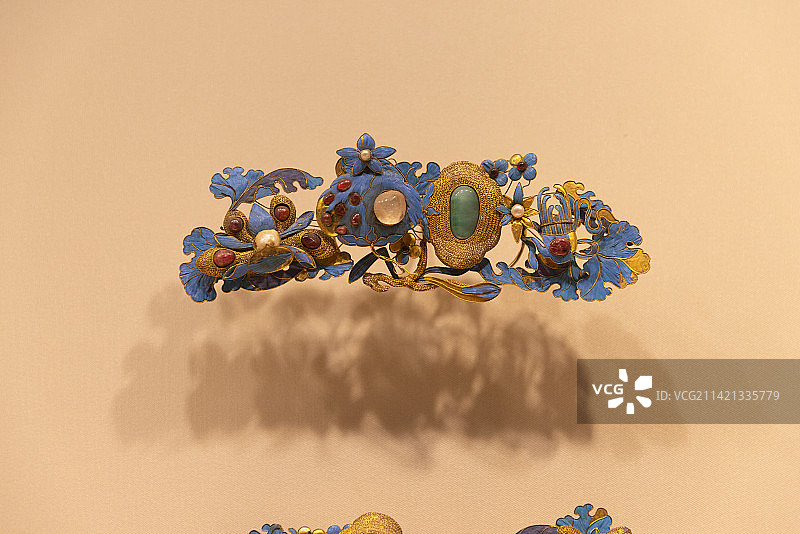 故宫珍宝馆银镀金点翠嵌珍珠宝石花果纹簪图片素材