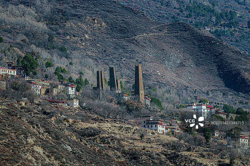 川西丹巴大渡河对岸远眺梭坡藏寨标志性碉楼，古朴粗犷沧桑的石砌碉楼屹立在山坡上，形态多样雄浑壮观图片素材