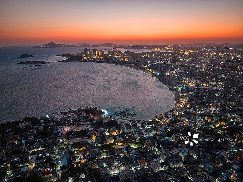 晚霞中的漳州东山岛城市与海岸线图片素材