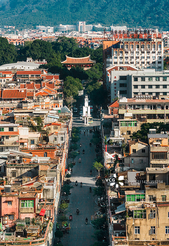 泉州钟楼与古城红砖房屋图片素材