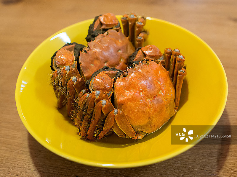 桌子上盘子里的螃蟹特写镜头图片素材