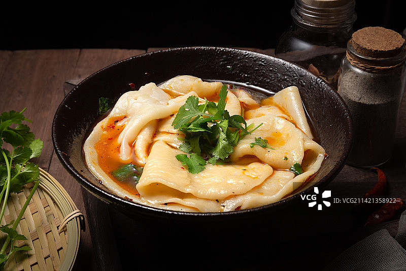 重庆特色小吃铺盖面面块图片素材