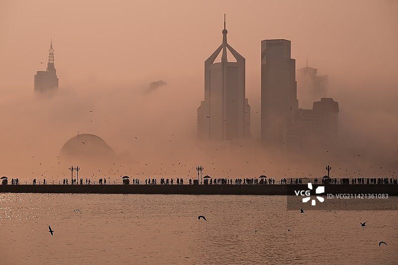 平流雾登陆  2 青岛特产，海岸奇观，悄悄登陆，春季常见。图片素材