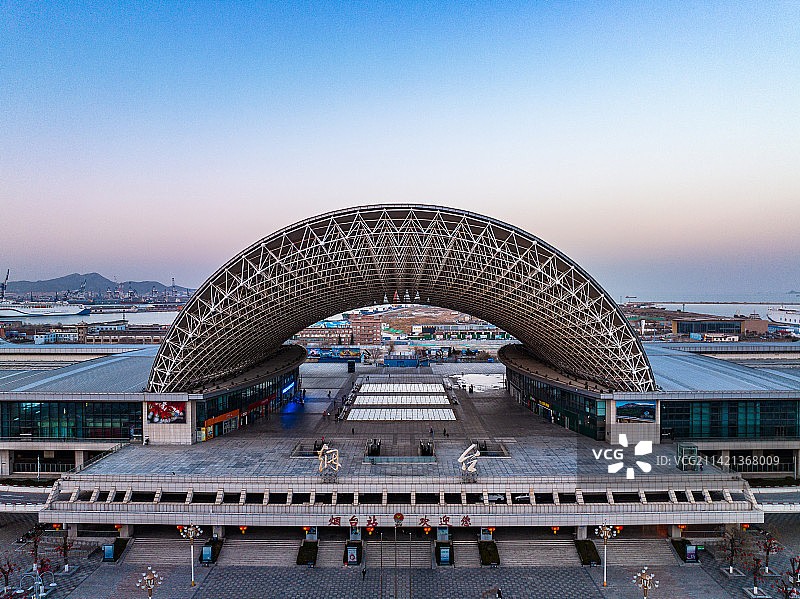 山东烟台火车站全景城市航拍图片素材