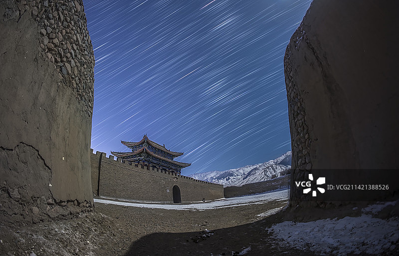 新疆丝路古城：天山下的巴里坤古城与星轨图片素材