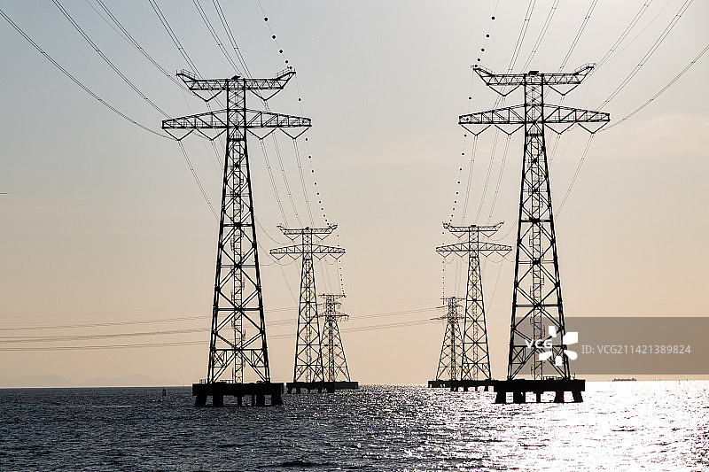 广东深圳宝安西湾红树林的输电塔图片素材