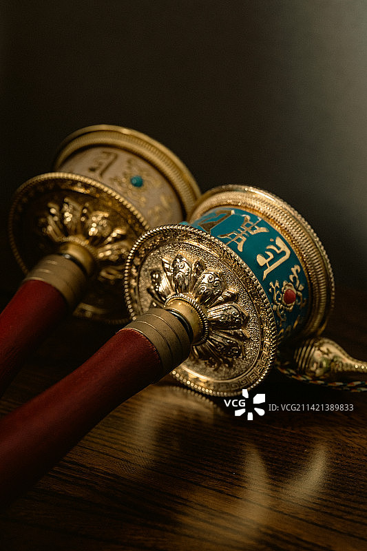 桌子上的转经筒写镜头图片素材