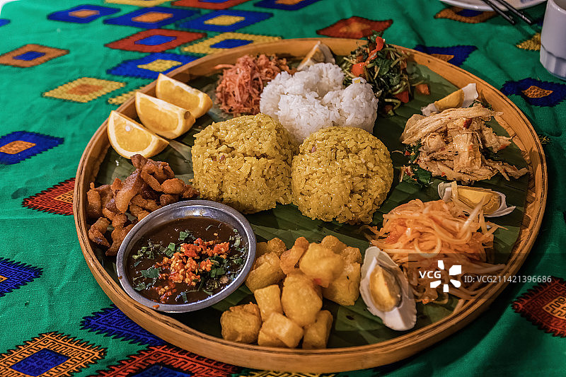 云南芒市景颇族手抓饭图片素材