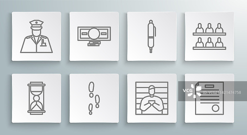 旧沙漏与纸堆图片素材