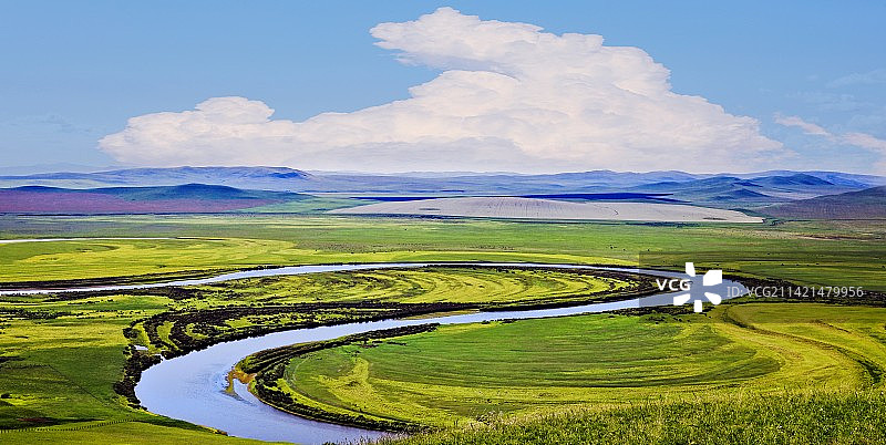 草原上的蓝飘带图片素材