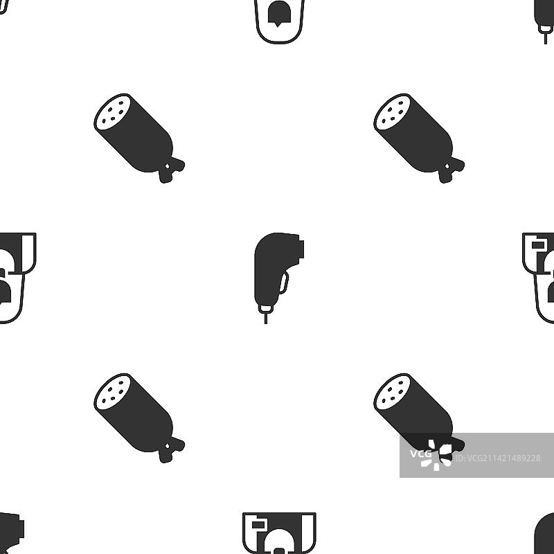 销售员扫描条形码与萨拉米香肠图片素材