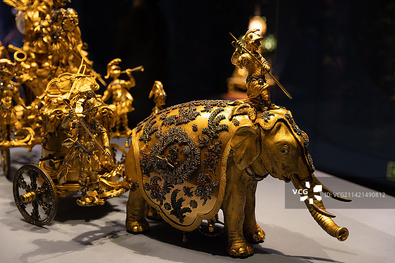 北京故宫钟表馆 铜镀金象拉战车乐钟图片素材