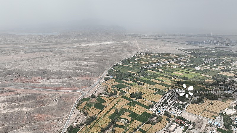 航拍西部沙尘中的天下第一关嘉峪关图片素材