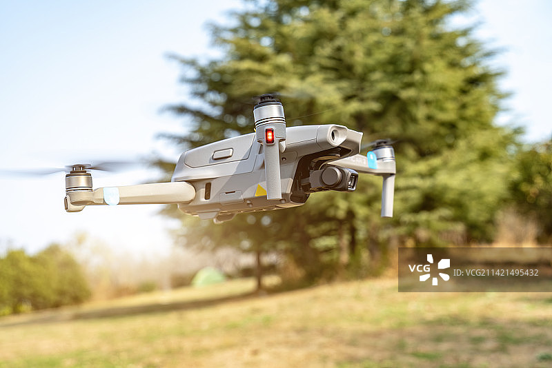户外无人机飞行特写图片素材
