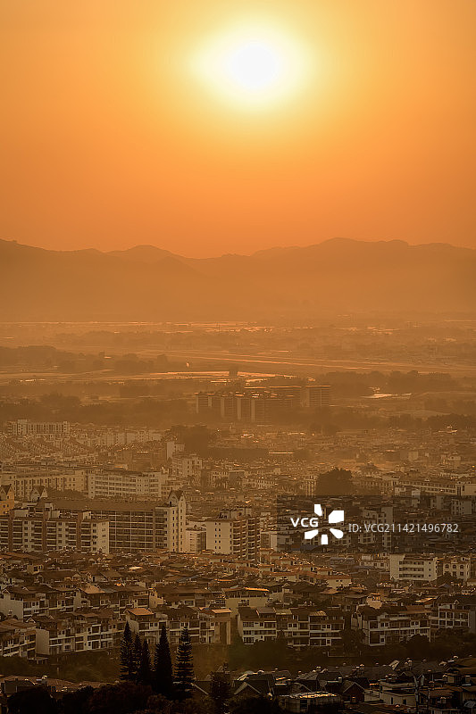云南德宏芒市雷牙让山的城市日落图片素材