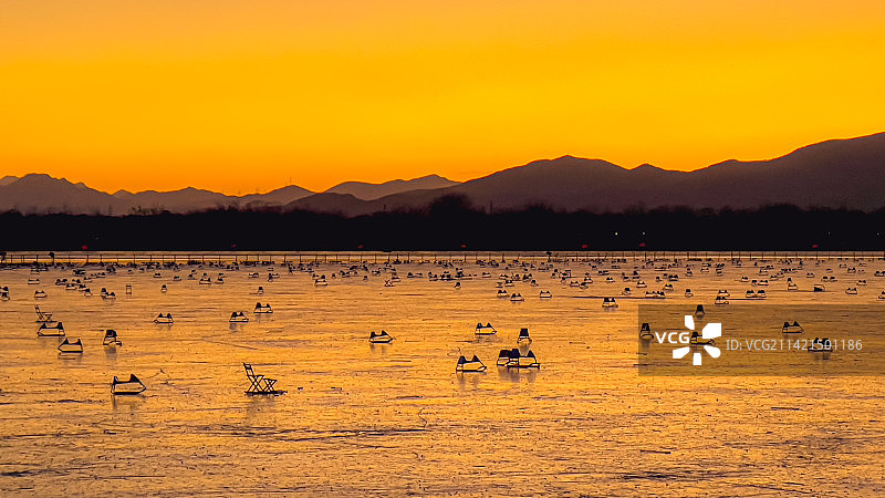 余晖下的昆明湖冰车 Ice carts in the sunset，Kunming Lake图片素材