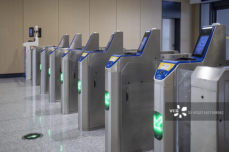 闸道 检票口 城市 地下 铁道 进出 闸口 安检 投币 扫码 进站 地铁出入口 支持 云支付  非接图片素材