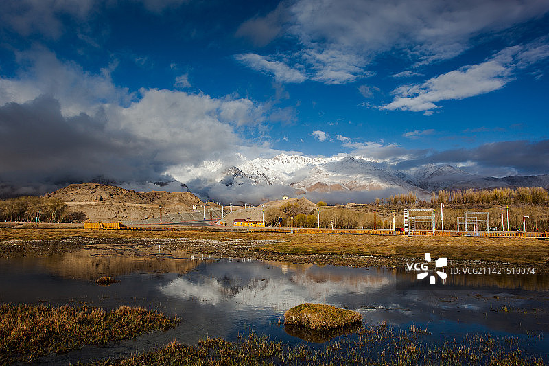 春天的清晨，新疆喀什塔县的金草滩和背后的雪山，呈现出仙境般的美丽图片素材