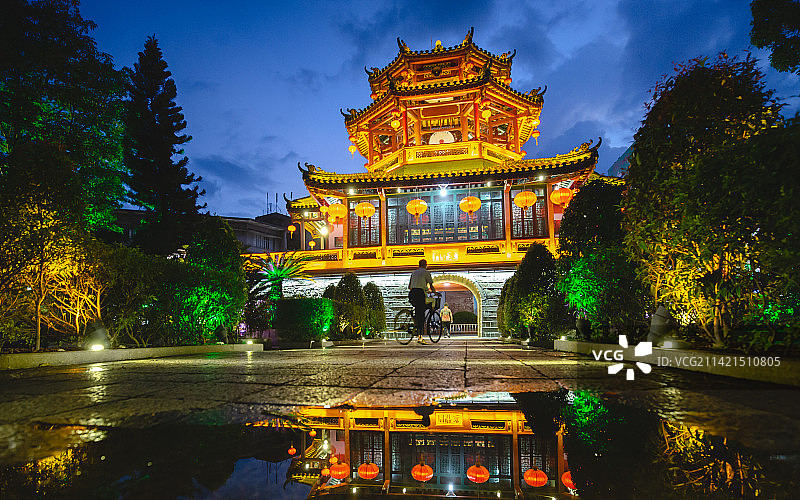 夜晚灯火通明的进贤门城楼图片素材