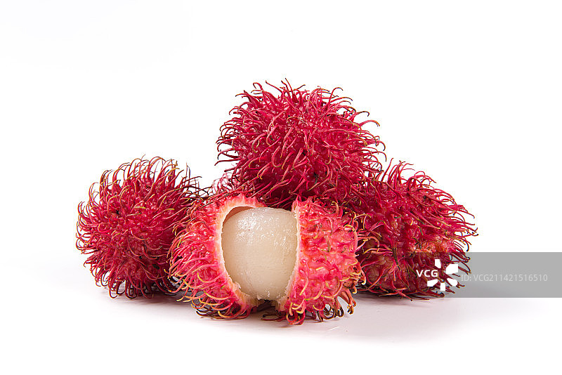 白色背景上剥开的红毛丹图片素材