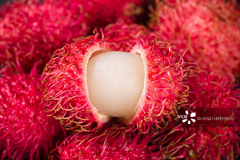 剥开的新鲜红毛丹特写图片素材